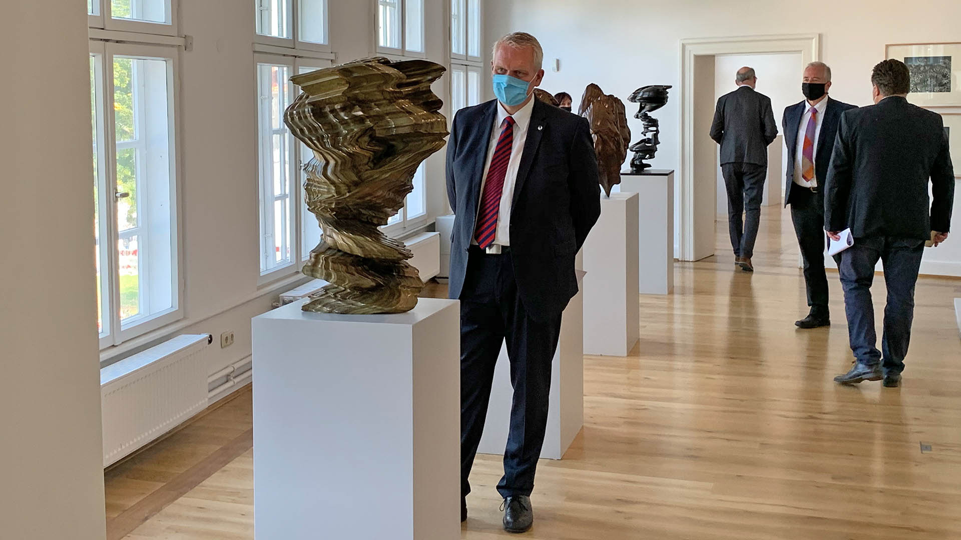 Minister Björn Thümler betrachtet die Skulpturen in der Ausstellung Points of View.