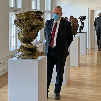 Minister Björn Thümler betrachtet die Skulpturen in der Ausstellung Points of View.