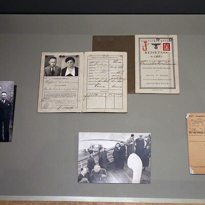 Das Bild zeigt Fotos, Pässe und Exponate zur jüdischen Familie Kirchheimer. Sie floh vor den Nationalsozialisten in die USA.