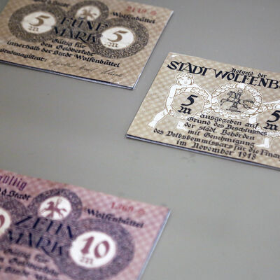 Das Foto zeigt in der Vitrine ausgestelltes Notgeld. Es wurde nach Ende des Ersten Weltkrieges in der Stadt Wolfenbüttel verwendet.