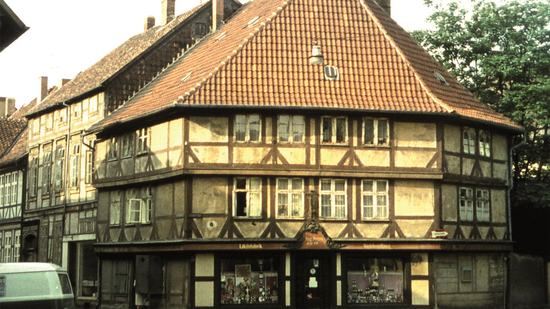 Foto des Fachwerkhauses Löwenstraße 2 mit Firmenschild "Aug. Peters", Foto vor 1971.