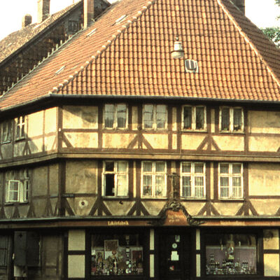 Foto des Fachwerkhauses Löwenstraße 2 mit Firmenschild "Aug. Peters", Foto vor 1971.