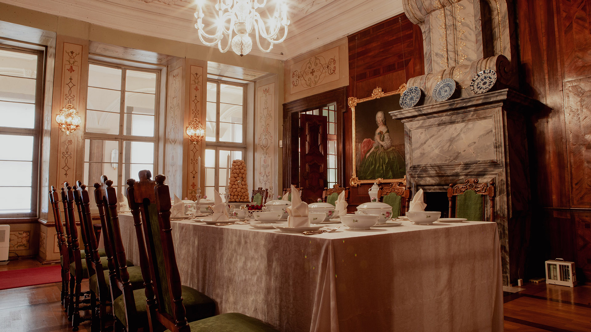 Ein Blick in das Herzoginnenappartement mit dem gedeckten Tisch mit Fürstenberger Porzellan. 