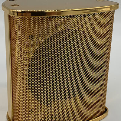 Ein Lautsprecher in einem goldfarbenen Metallgehäuse