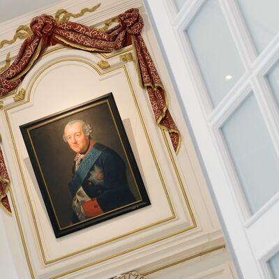 Ein historisches Porträt von Herzog Karl I. hängt in einem Rahmen an der Wand