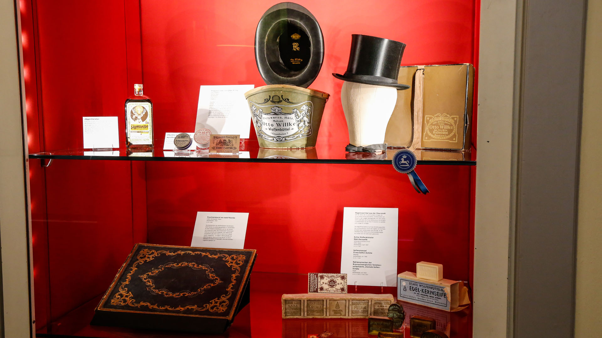 Blick in eine Ausstellungsvitrine mit verschiedenen Ausstellungsstücken.