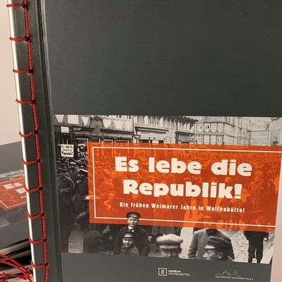 Buchcover "Es lebe die Republik! Die frühen Weimarer Jahre in Wolfenbüttel"