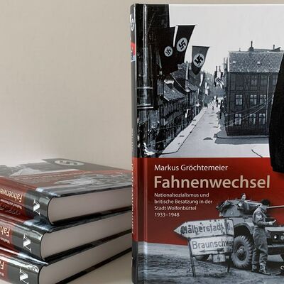 Buchcover "Fahnenwechsel - Nationalsozialismus und britische Besatzung in der Stadt Wolfenbüttel 1933-1948" von Markus Gröchtemeier